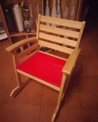 Sedia a dondolo in legno seduta rossa
