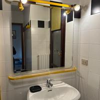 Specchio e rastrelliera giallo ocra