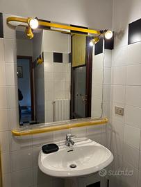 Specchio e rastrelliera giallo ocra