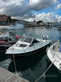 Barca a motore da pesca