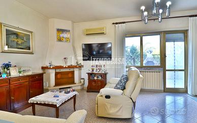 Ampia Villa a Schiera con Mansarda e Terrazzo