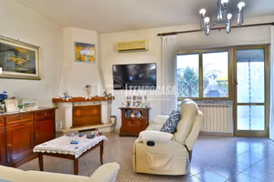 Ampia Villa a Schiera con Mansarda e Terrazzo