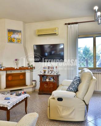 Ampia Villa a Schiera con Mansarda e Terrazzo