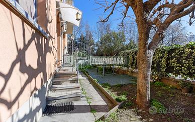 TRE LOCALI CON GIARDINO E BOX