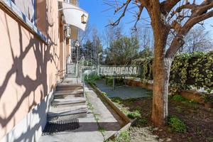 TRE LOCALI CON GIARDINO E BOX