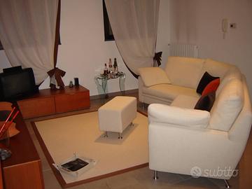 Tappeto effetto corda in lana bordato