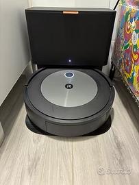iRobot Roomba Combo j5+ con svuotamento automatico