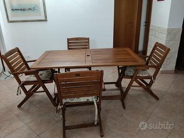 Tavolo di legno da giardino