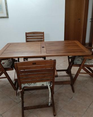 Tavolo di legno da giardino