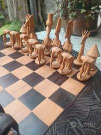 Scacchi makonde in legno intagliati a mano