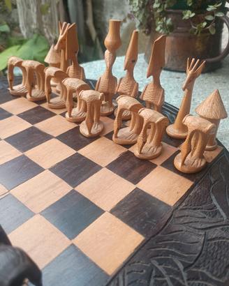 Scacchi makonde in legno intagliati a mano