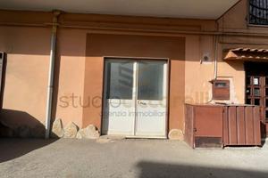 Locale Commerciale Con Doppia Serranda