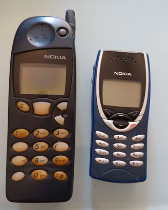 2 CELLULARI RETRO ANNI '90 NOKIA 5110 e 8210