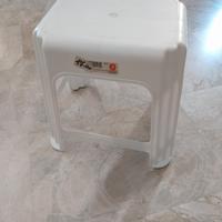 Sgabello bianco plastica