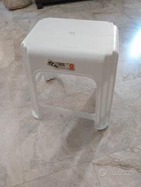 Sgabello bianco plastica
