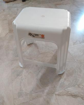 Sgabello bianco plastica