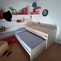 camera con 2 letti scorrevoli, cassetti e mensole