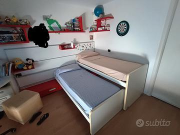 camera con 2 letti scorrevoli, cassetti e mensole