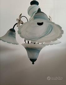 lampadario in vetro con decorazioni floreali