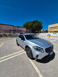 Mercedes GLA 200d 4matic black pack