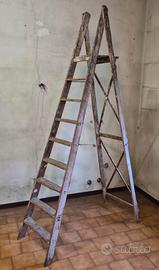 Scala a libretto antica in legno con 9 gradini