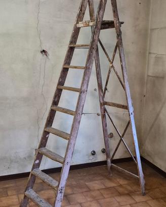 Scala a libretto antica in legno con 9 gradini