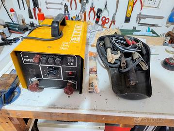 saldatrice elettrica con accessori 