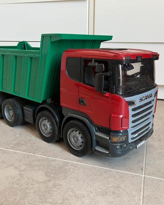 Camion (2) e bulldozer.