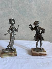 Statuette in peltro cesellato su base onice