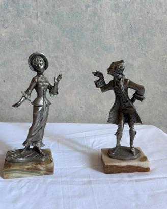 Statuette in peltro cesellato su base onice