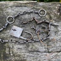 Antiche manette a catenella