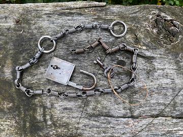 Antiche manette a catenella