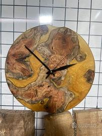 Orologio da parete in ulivo con resina epossidica