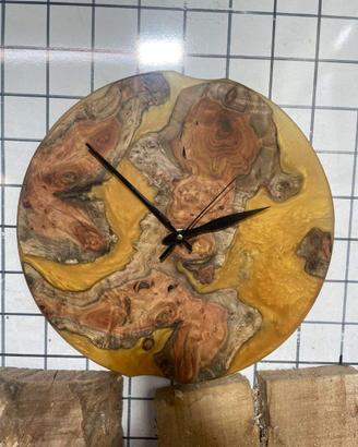 Orologio da parete in ulivo con resina epossidica