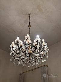 Arredo d’epoca in legno specchi lampadario