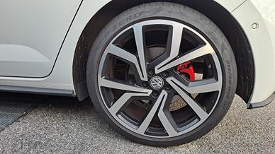 Pneumatici estivi Pirelli P Zero Nero 215 40 R18