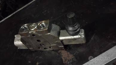 Distributore aggiuntivo idraulico