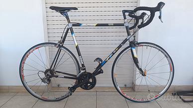 bici da corsa look in carbonio 