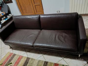 divano tre posti in cuoio
