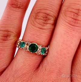 Anello oro rosa con smeraldi e diamanti