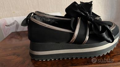 Scarpe zeppa con fiocco nero