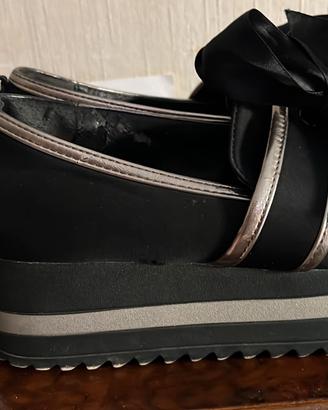 Scarpe zeppa con fiocco nero