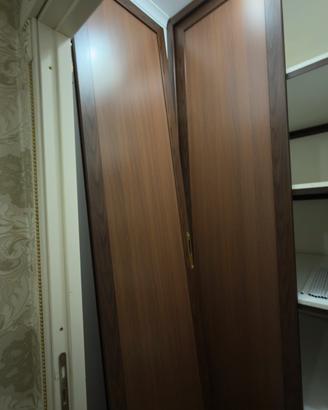 Infissi marrone per ripostiglio stanzino sgabuzzin