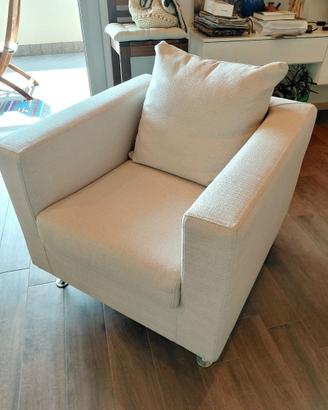 Poltrona in tessuto panna/beige – Pari al nuovo