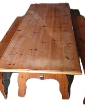 tavolo in legno con panche