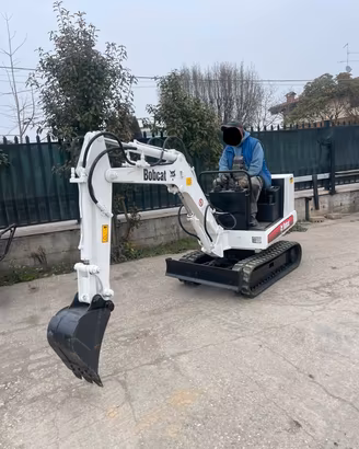E129 Mini escavatore 14 q