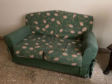 Due divani verdi a due posti