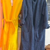 Stock di abbigliamento estivo e invernale e borse