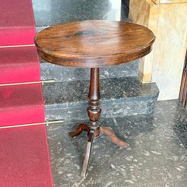 Antico tavolino in legno di noce