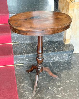 Antico tavolino in legno di noce